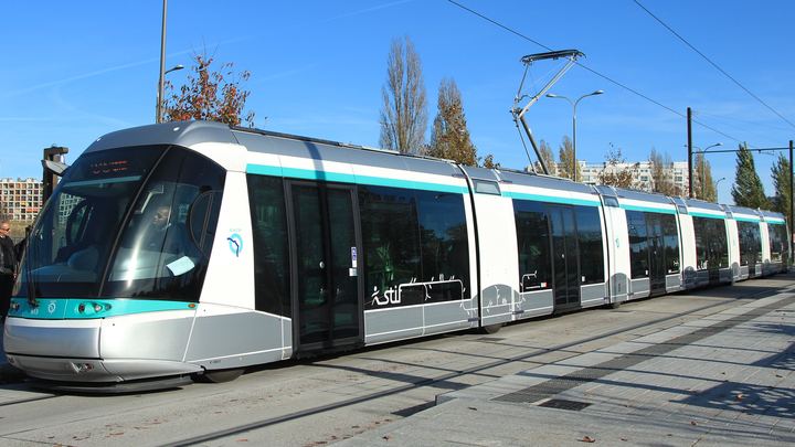 Rame Translohr du T6 à la station Vélizy 2